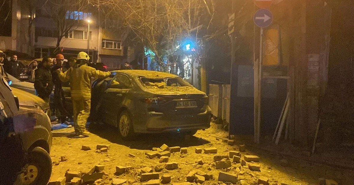 İstanbul’da çöken çatının altında kalmaktan son anda kurtuldular: Ölümle burun buruna!