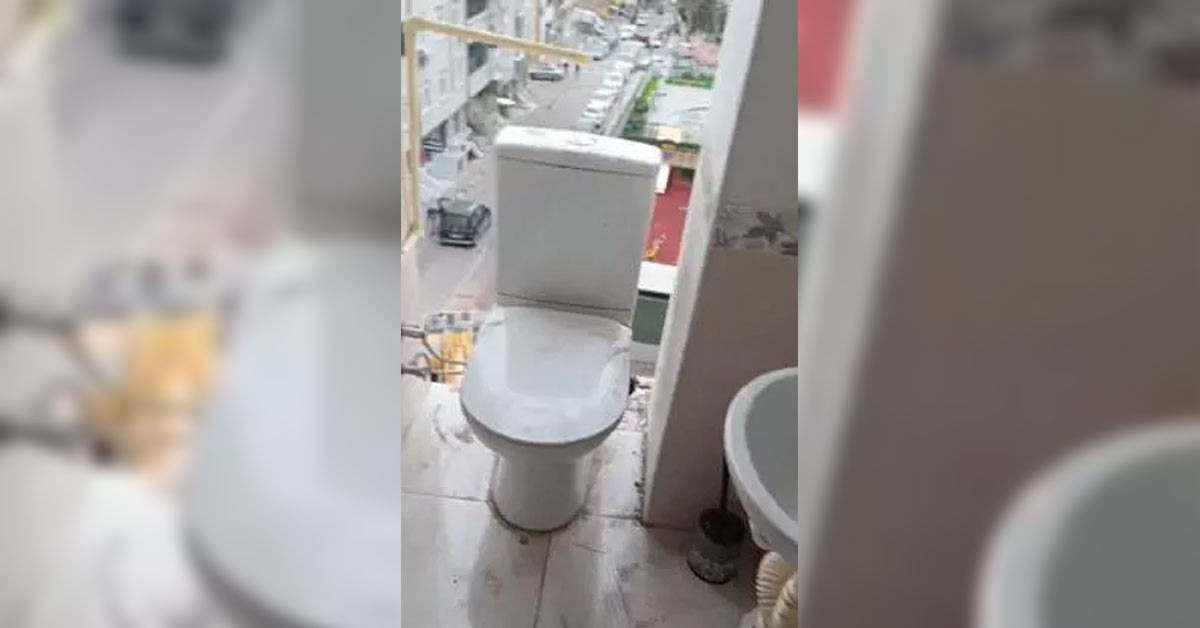 İstanbul'da duvar yıkıldı banyo ve tuvalet ortaya çıktı