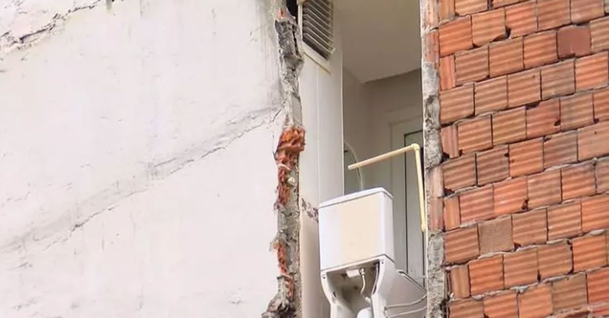 İstanbul'da duvar yıkıldı banyo ve tuvalet ortaya çıktı