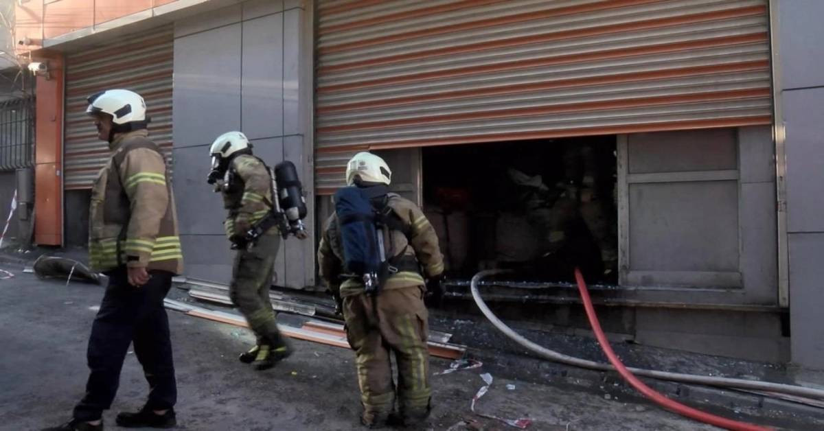 İstanbul’da korkutan yangın: Ham madde deposunda 19 işçi mahsur kaldı