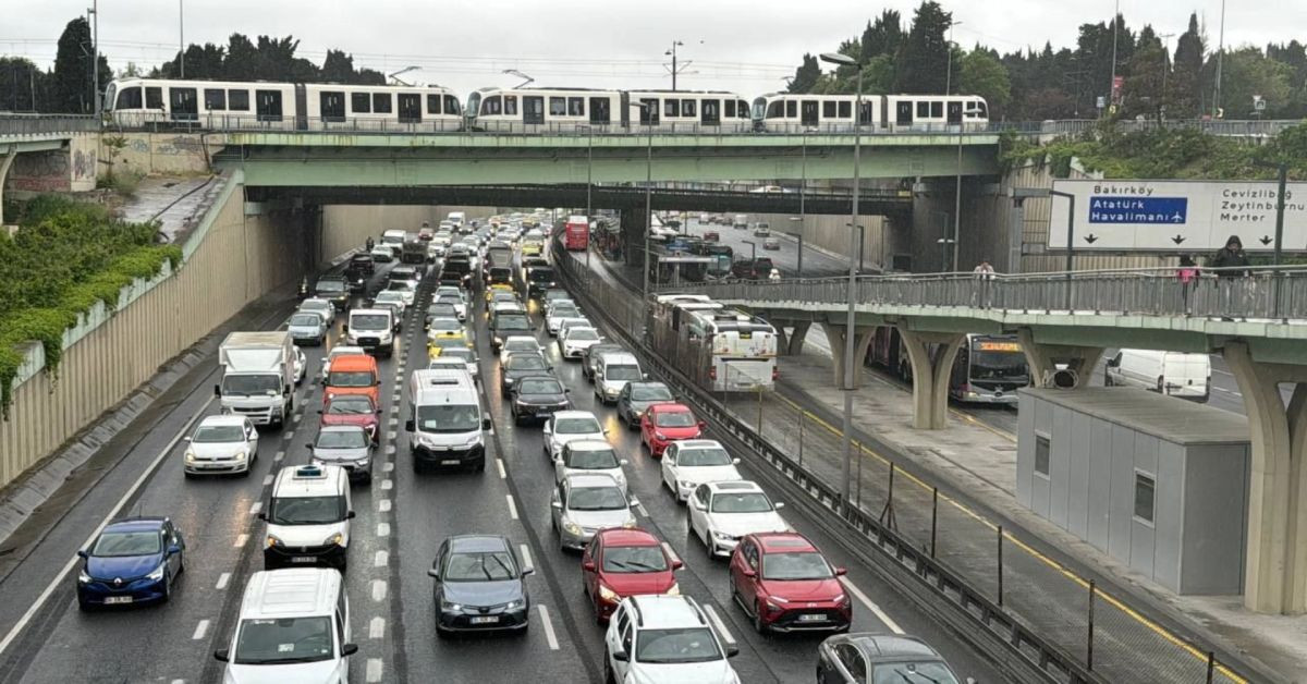 İstanbul’da trafik yeni hafta yoğun başladı: Kilit noktalarda uzun araç kuyrukları oluştu