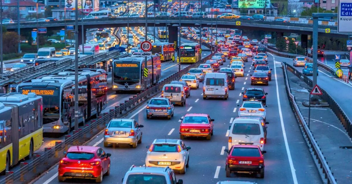 İstanbul’da trafik yoğunluğu arttı: Araçlar ilerlemekte zorluk yaşıyor