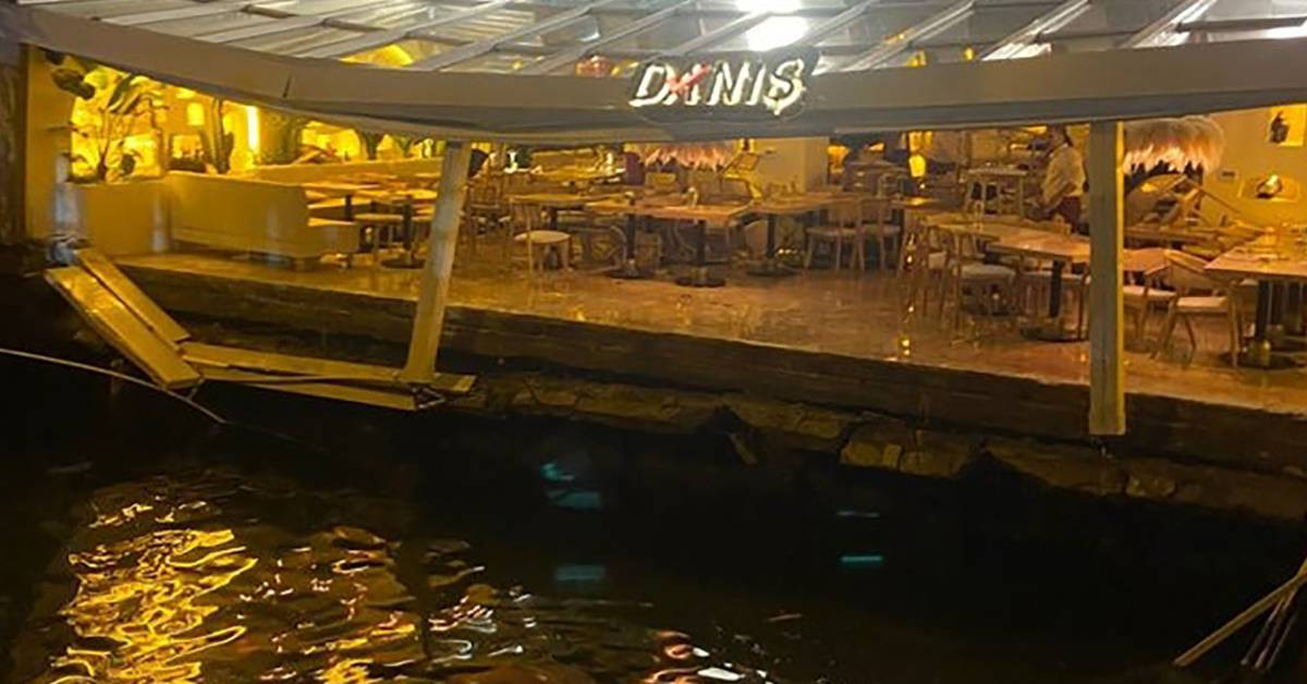 İstanbul’un Beşiktaş ilçesindeki Bebek semtinde üzerinde bir restoranın bulunduğu iskelenin çökmesi nedeniyle 4 kişi yaralandı. Arnavutköy Caddesi’nde yer alan 3 katlı restoranın zemin katında bulunan camekanlı bölümde, henüz bilinmeyen bir sebepten dolayı yerlerinden sökülen tente direkleri, iskelenin denize çökmesine sebep oldu.  Çok sayıda yaralı var AA’da yer alan habere göre; Bu sırada o bölümde yemek yiyen bazı müşteriler denize düştü. Restoran çalışanları ve diğer müşteriler tarafından denizden çıkarılan 4 kişi, olay yerine gelen sağlık ekiplerince hastaneye kaldırıldı. Polis ekipleri, güvenlik şeridi çektikleri olay yerinde inceleme başlattı. Restoranın bulunduğu caddede trafik, tek şeritten kontrollü olarak sağlanıyor. Beşiktaş Kaymakamlığından yapılan açıklamada, hastaneye sevk edilen yaralıların hayati tehlikelerinin bulunmadığı, çevrede gerekli emniyet tedbirlerinin alındığı ve olayla ilgili soruşturma başlatıldığı kaydedildi.-1