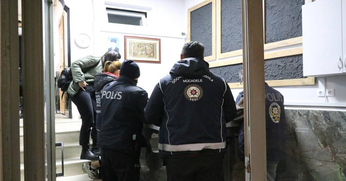 İzmir’de düzensiz göçmen operasyonu: Detayları Bakan Yerlikaya açıkladı