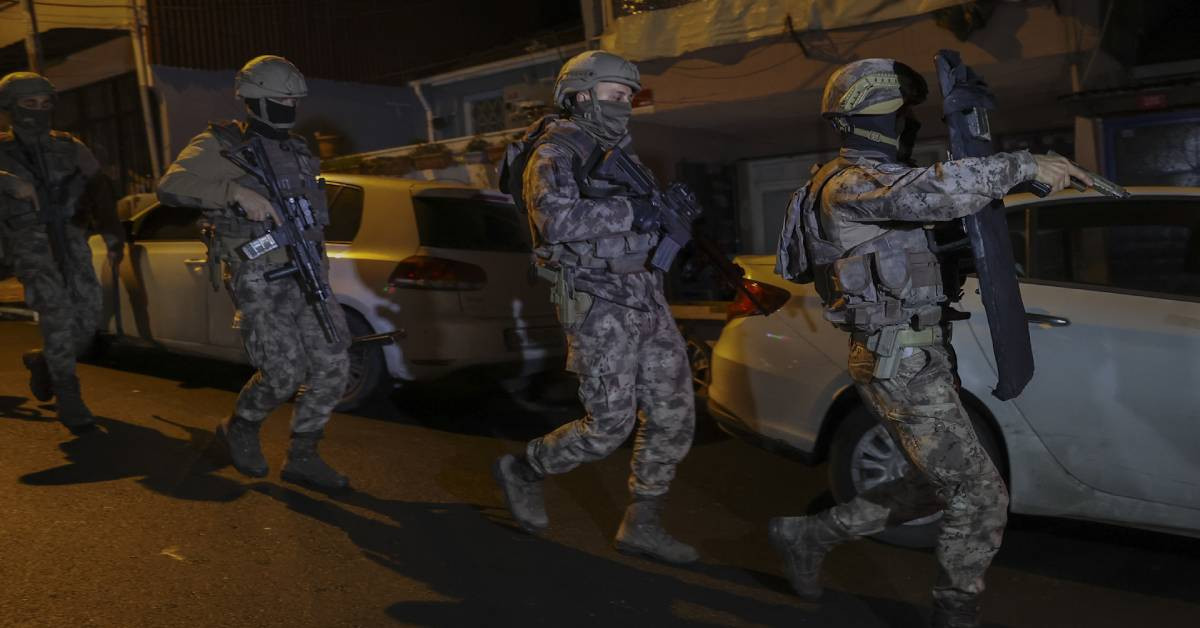 Jandarma ekiplerinden Mahzen-8 operasyonu: 20 şüpheli yakalandı