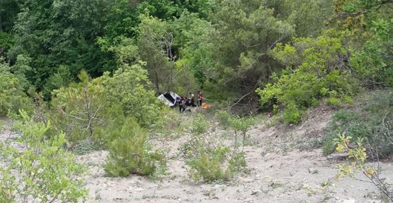 Sinop'ta 80 metrelik uçurumdan düşen otomobil