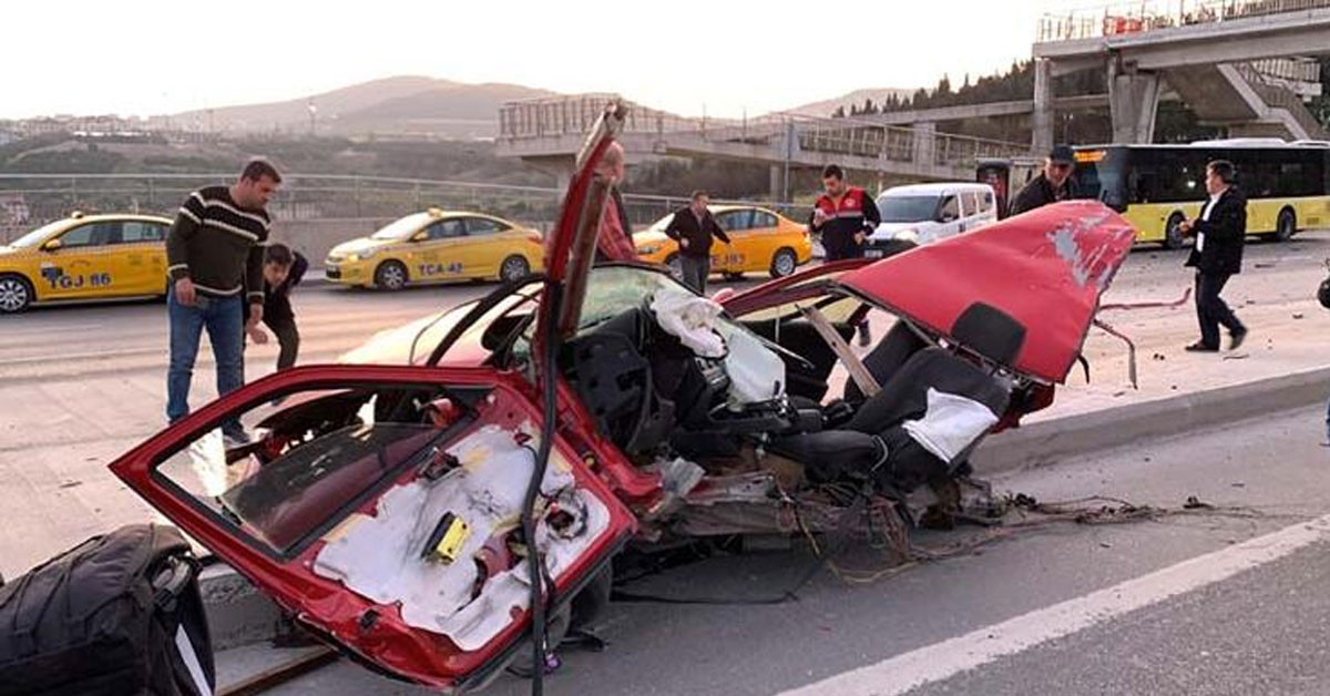 Kadıköy'de sabah saatlerinde dehşet kaza: Otomobil ikiye ayrıldı, reklam panosu parçalandı!
