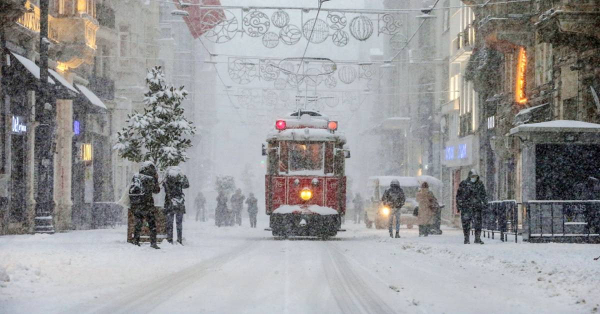 Kar yağışı yeniden başladı: Meteoroloji İstanbul için saat verdi
