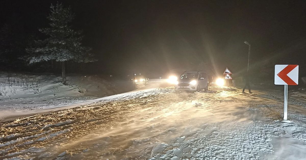 Kara kış Mayıs ayını bekledi: Kastamonu’da araçlar yolda mahsur kaldı