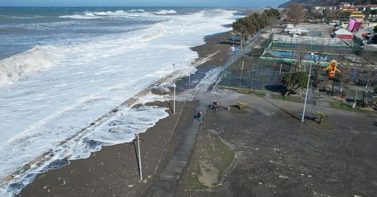 Karadeniz’de fırtına alarmı: Dev dalgalar sahil şeridine zarar verdi