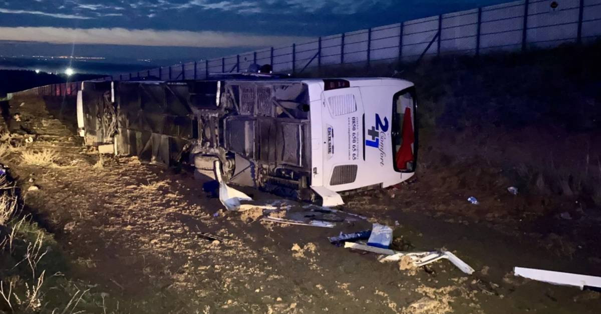 Kırşehir’de yolcu otobüsü devrildi: 15 kişi yaralandı