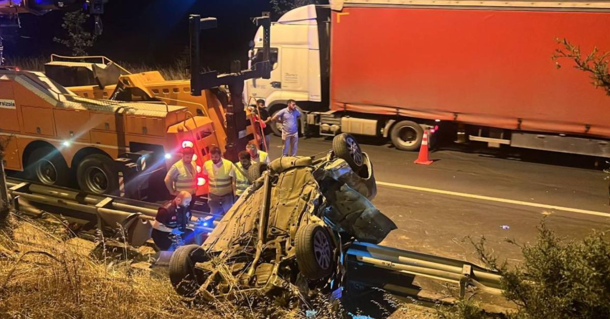 Kocaeli’nde otomobil ikiye katlandı: Katliam kazada ölü ve yaralılar var