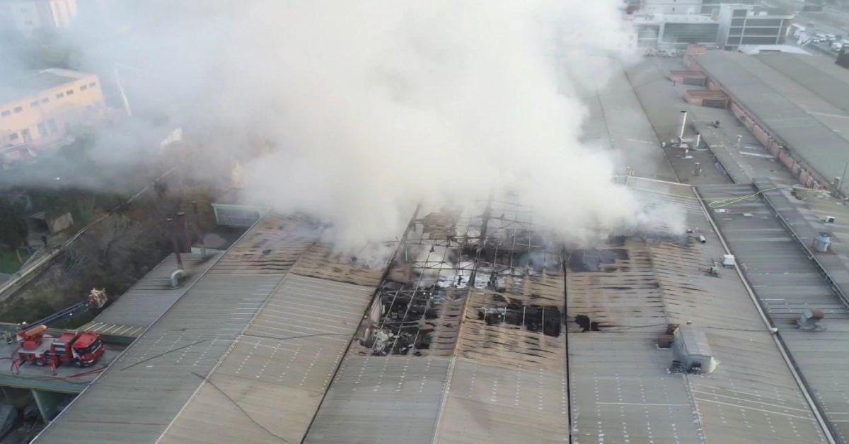 Küçükçekmece’de korkutan yangın: Alevler fabrikayı sardı