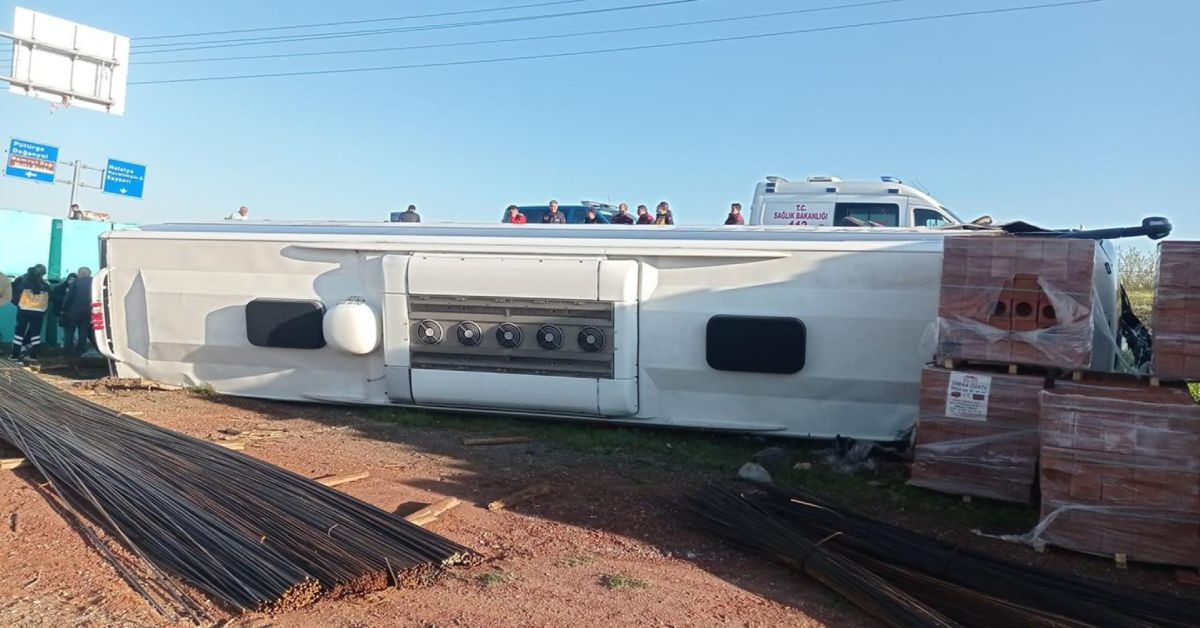 Malatya’da otobüs otomobille çarpıştı: 22 kişi yaralandı