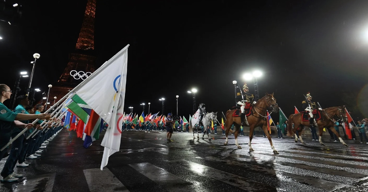 Maliyeti tam 10 milyar euro: Paris Olimpiyatları görsel şölenle başladı