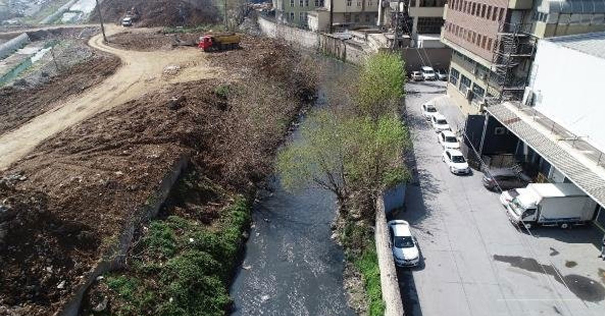 Marmara Denizi'ne akan derenin rengi görenleri şaşırtıyor! İstanbul'da 4 ilçeye uyarı yapıldı