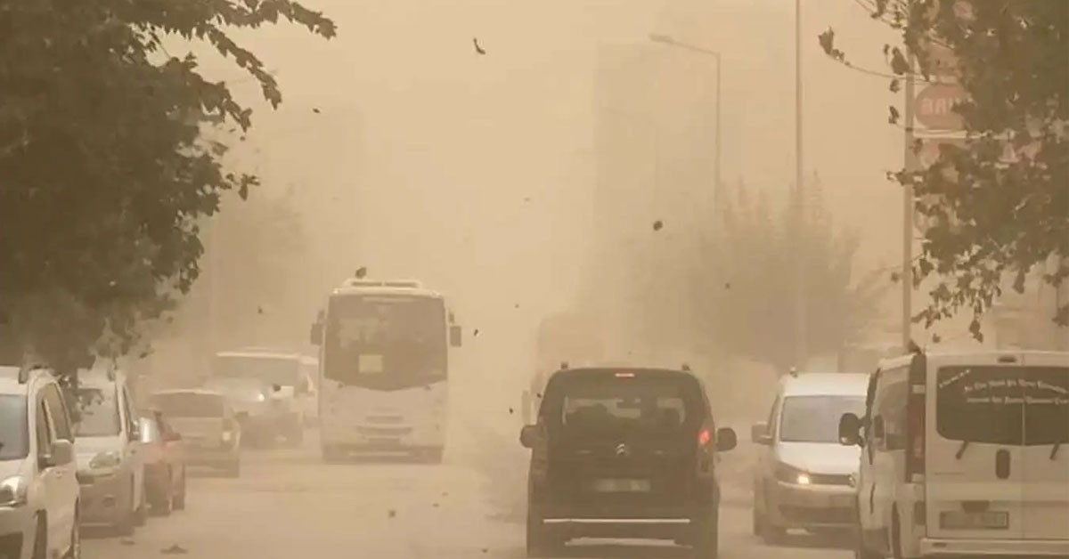 Meteoroloji Genel Müdürlüğü’nden çok çarpıcı bir uyarı geldi. İstanbul başta olmak üzere Marmara Bölgesi ve Ege Bölgesi’nde toz taşınımı ve sis beklendiğini açıkladı.