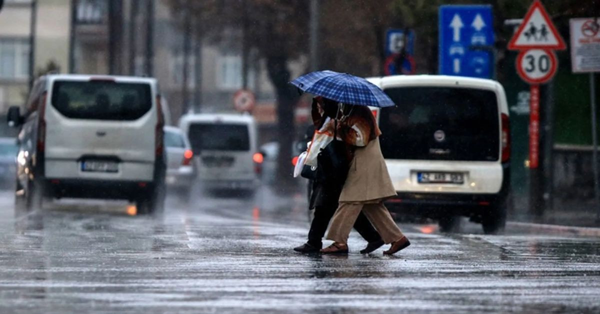 Mümkünse dışarı çıkmayın: Meteoroloji’den 15 ile kuvvetli yağış ve fırtına uyarısı