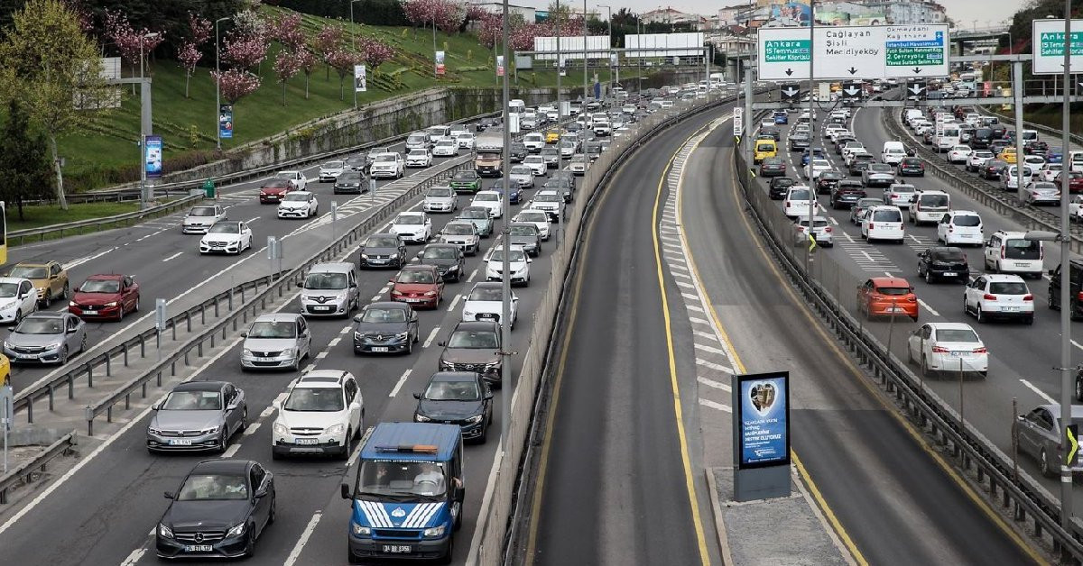 Öğrenciler yola çıktı araç kuyrukları uzadı: İstanbul’da haftanın ilk günü trafik yoğunluğu arttı