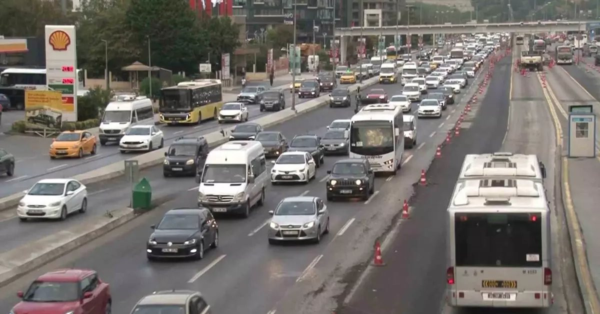 Okullar başladı trafik çilesi katlandı: İstanbul’da trafik yoğunluğu yüzde 51’i geçti