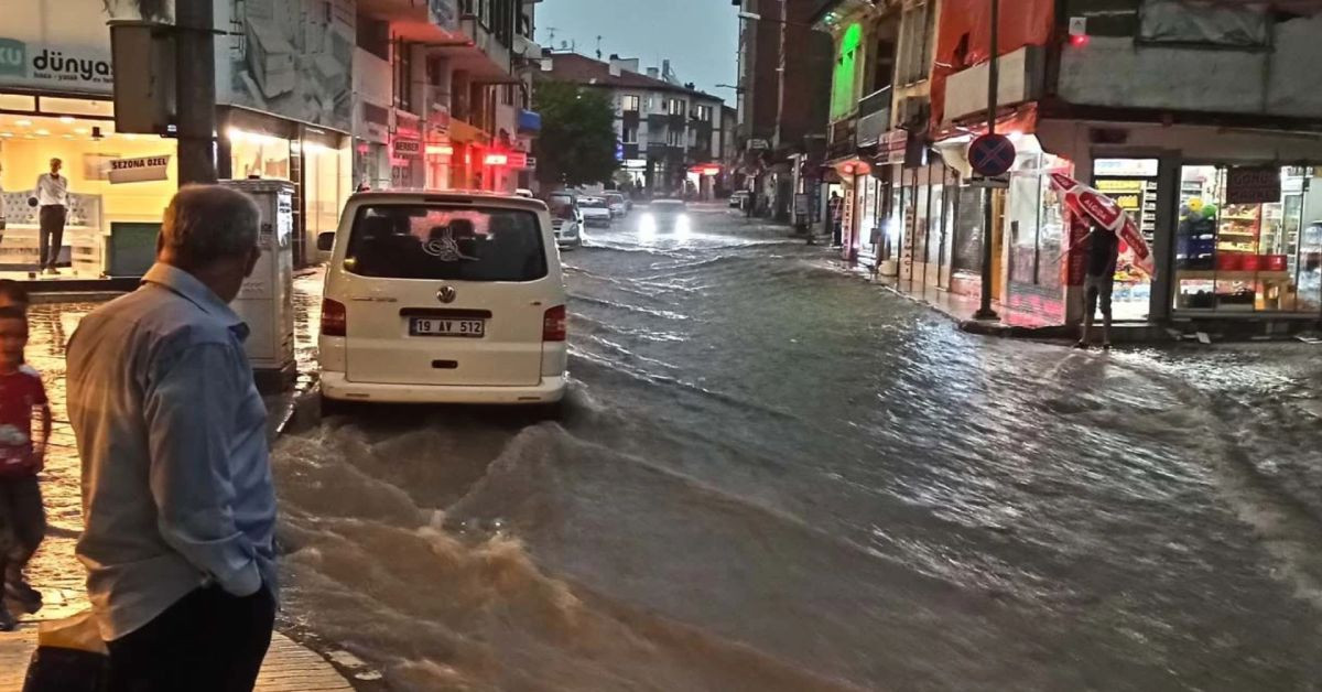 Sağanak yağış o ilde hayatı felç etti: Çok sayıda ev ve iş yeri sular altında kaldı