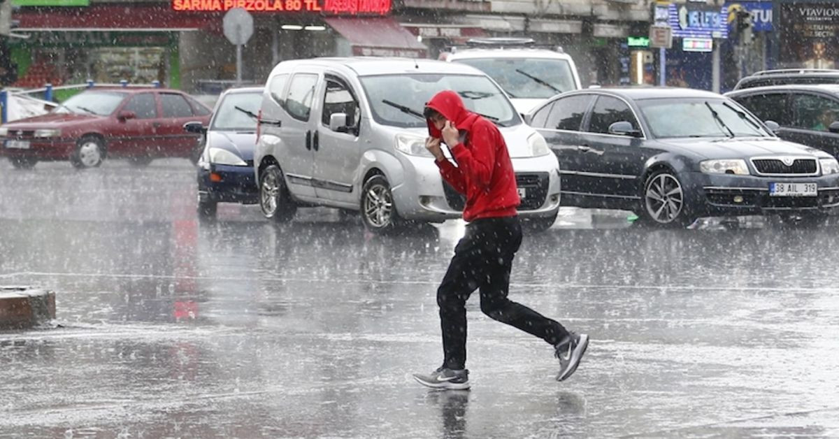 Sağanak yağış ve fırtına geri dönüyor: Meteoroloji’den o illere uyarı