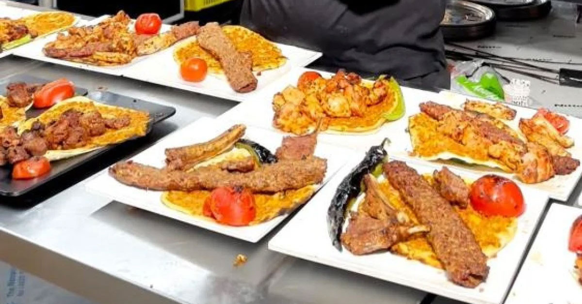 Sakarya'nın Adapazarı ilçesinde et restoranı işleten Bayram Budak isimli şahıs, restoranında iftar için rezervasyon yaptırıp gelmeyen vatandaşlar için hazırladığı yemeklerin gün sonunda israfa neden olduğunu açıkladı.