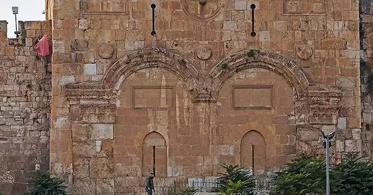 Saldırılan yapı, dört tarafı duvarlarla çevrili tek mezarlıktı.