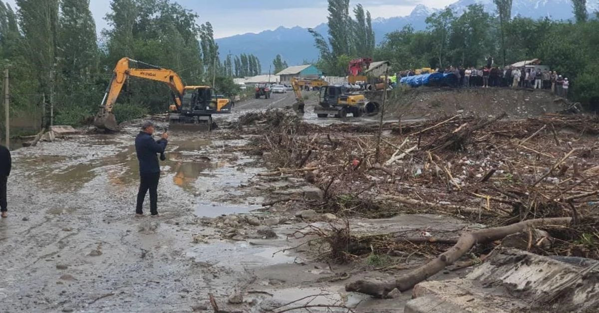 Sel felaketi ülkeyi yasa boğdu: Çok sayıda kişi hayatını kaybetti
