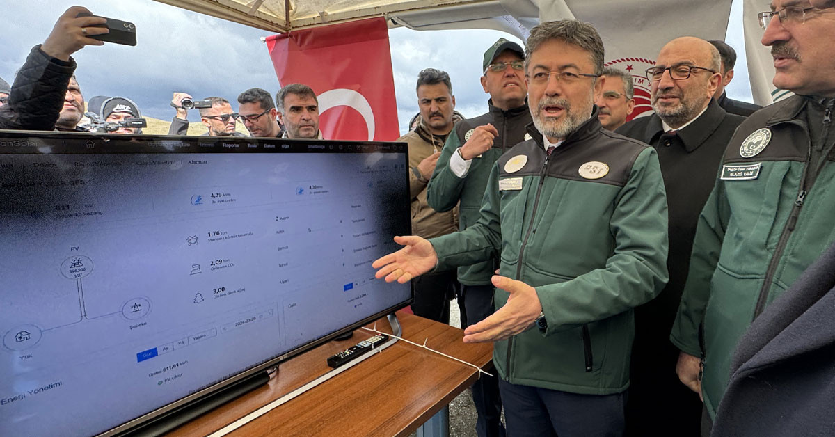 Tarım ve Orman Bakanı İbrahim Yumaklı, bugün Elazığ’ı ziyaret etti. Türkiye’nin ilk yüzer güneş enerjisi santralinde (GES) incelemelerde bulunarak, yetkililerden bilgi aldı.