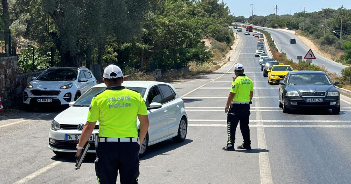 Tatil bitti göç tersine döndü: Trafik birçok bölgede felç oldu