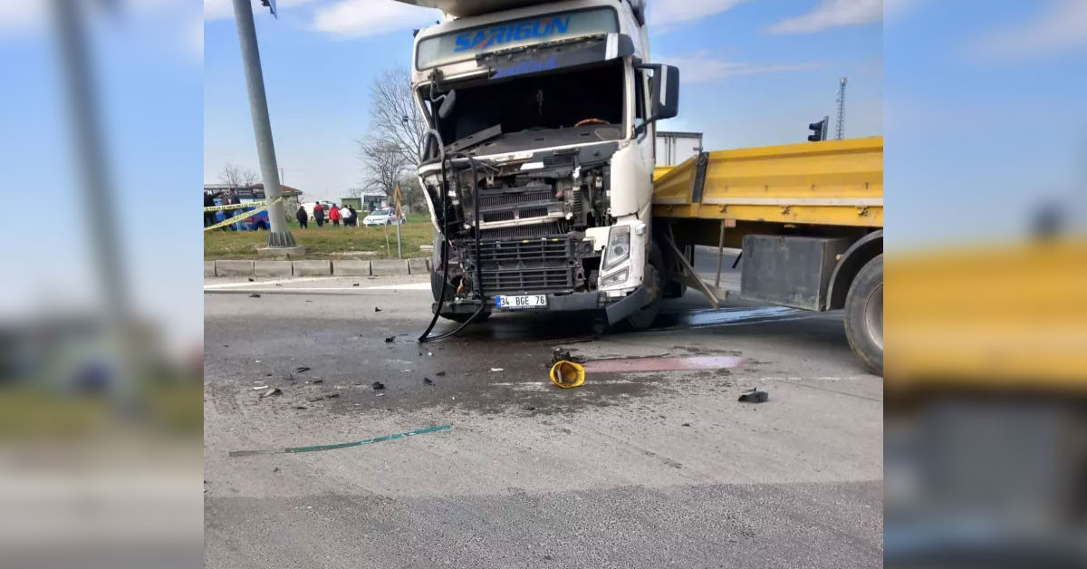 Tekirdağ'da feci bir kaza yaşandı. Tır ile minibüs çarpışması sonucu 5 kişi hayatını kaybetti, 10 kişi de yaralandı.