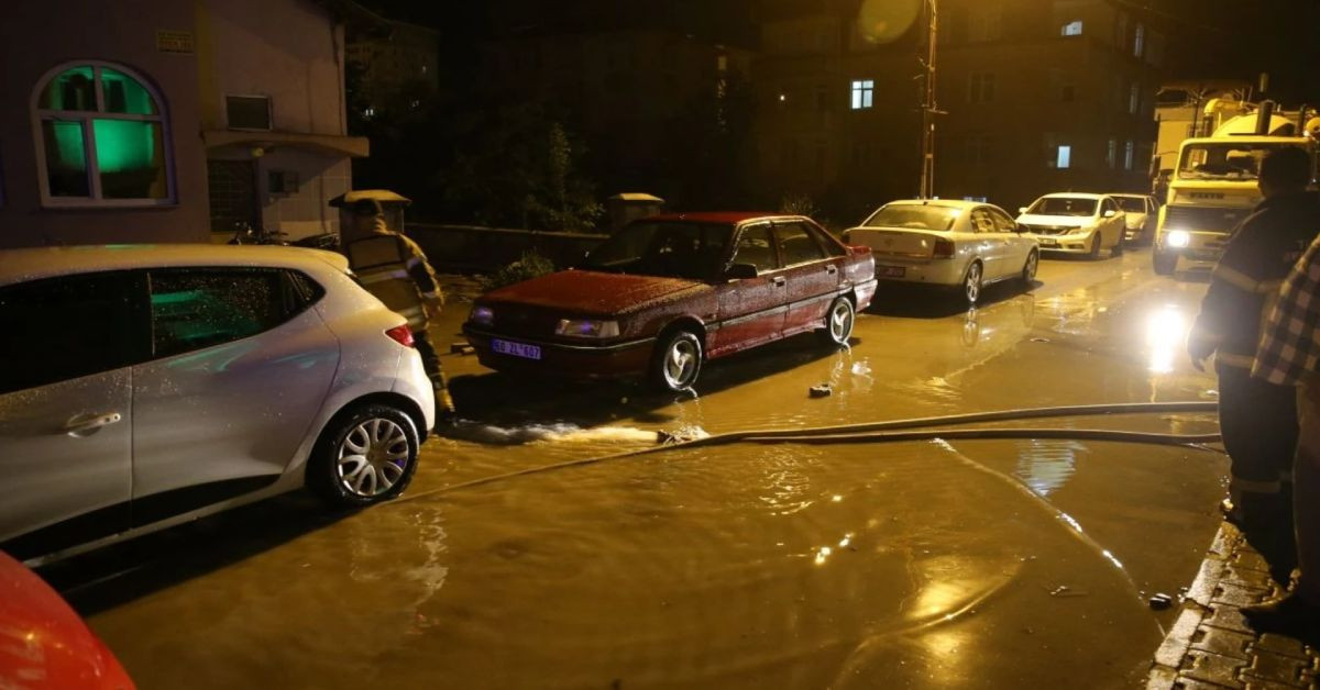 Tokat’ta sağanak yağış hayatı felç etti: Sokaklar göle döndü su baskınları yaşandı