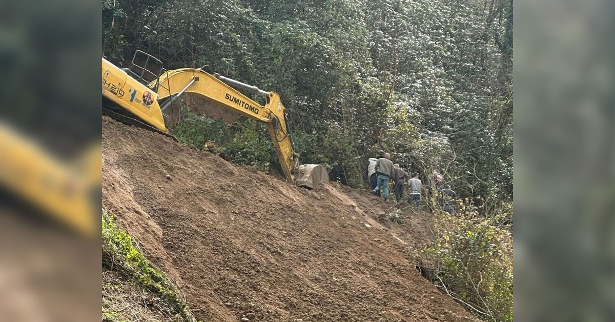 Trabzon’da göçük meydana geldi. Hayrat ilçesi Balaban Mahallesi’nde içme suyu isale hattı (suyu taşıyan boru hattı) çalışması sırasında göçük yaşandı. 3 işçi toprak altında kalarak hayatını kaybetti.