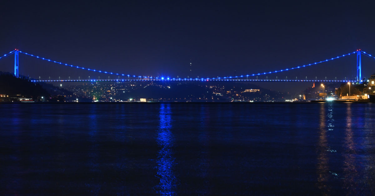 Türk Gastroenteroloji Derneği’nin istekleri doğrultusunda, dün akşam Fatih Sultan Mehmet (FSM) Köprüsü, kolon kanserine dikkati çekmek ve hastalıkla ilgili farkındalık oluşturmak amacıyla mavi renkle aydınlatıldı.