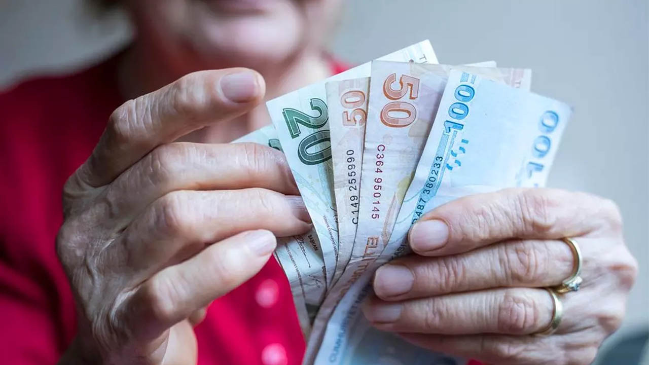 Vakıfbank'tan emekli vatandaşa 12.000 TL! Hemen banka müşterisi olan ödemesini alacak