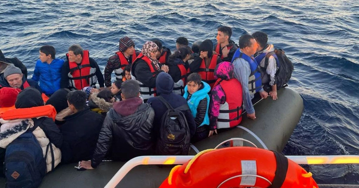 Yaklaşık 10 gün önce Çanakkale'nin Eceabat ilçesi açıklarında, lastik botu batmış ve 22 kişinin cesedine ulaşılmıştı. Denizde kaybolan cesetlerine ulaşılamayan, düzensiz göçmenler için arama çalışmaları devam ediyor. İşte detayları…