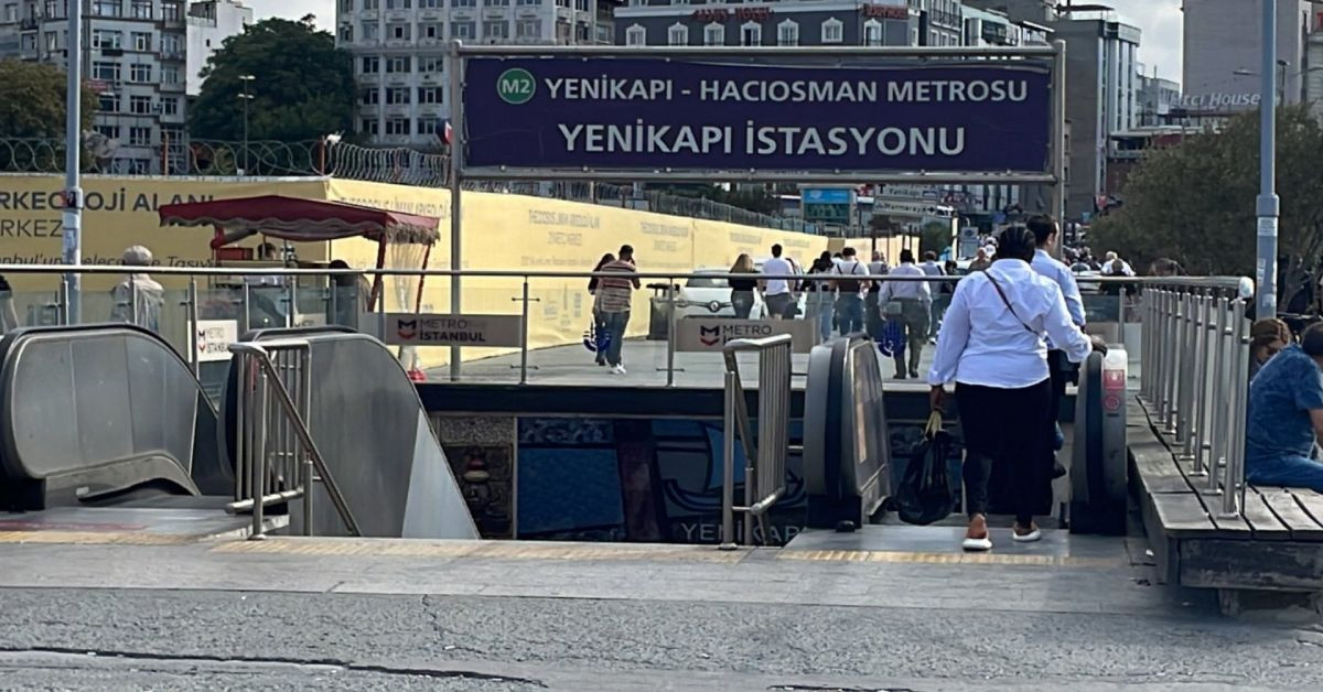 Yenikapı-Hacıosman metro seferleri aksadı: Yolcular ray kenarlarından yürüyerek istasyonlara gitti