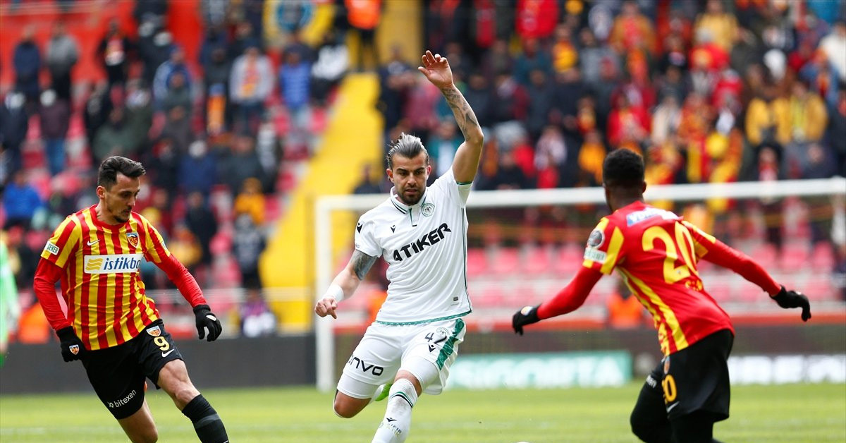 Kayserispor Konyaspor maçının ardından Hikmet Karaman istifaye davet edildi.