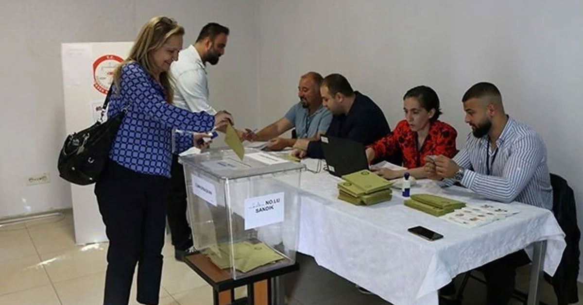 Yüksek Seçim Kurulu (YSK), tedbiri elde bırakmıyor. Yarın yapılacak seçimde; sandık kurulu başkanları, oy kullanılacak yerlerdeki bina sorumluları ile seyyar sandık kurulu başkanlarını kısa mesajlarla bilgilendireceği öğrenildi.