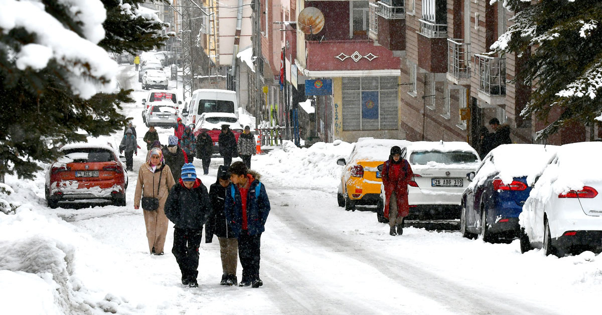 Yurdun Doğu Anadolu Bölgesi kar yağışına teslim oldu. Erzurum'da yoğun şekilde, Kars ve Ardahan'da ise aralıklarla kar yağışı etkili oldu.