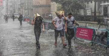 AKOM’dan İstanbul için uyarı: Öğle saatlerinden itibaren gök gürültülü sağanak yağış geliyor