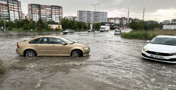Ankara’da vatandaş zor anlar yaşadı: Sağanak yağış ve dolu aniden bastırdı