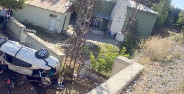 Erzurum’da otomobil 5 metreden yere çakıldı: Çok sayıda ölü ve yaralı var