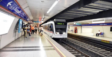 Görüntüler İstanbul’u aratmıyor: İzmir’de metro seferlerinde aksama yaşandı