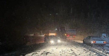 Kara kış Mayıs ayını bekledi: Kastamonu’da araçlar yolda mahsur kaldı