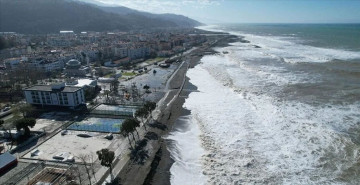 Karadeniz’de fırtına alarmı: Dev dalgalar sahil şeridine zarar verdi