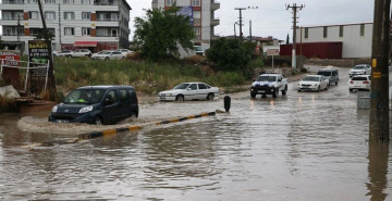 Kuvvetli yağış sonrası şok görüntü: Hatay’da sel yolu ikiye böldü