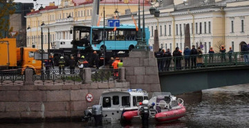 Rusya’da yolcu otobüsü nehre düştü: Çok sayıda kişi hayatını kaybetti