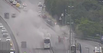 Üsküdar’da midibüsün motorundan dumanlar yükseldi: 15 Temmuz Şehitler Köprüsü’nde trafik durdu